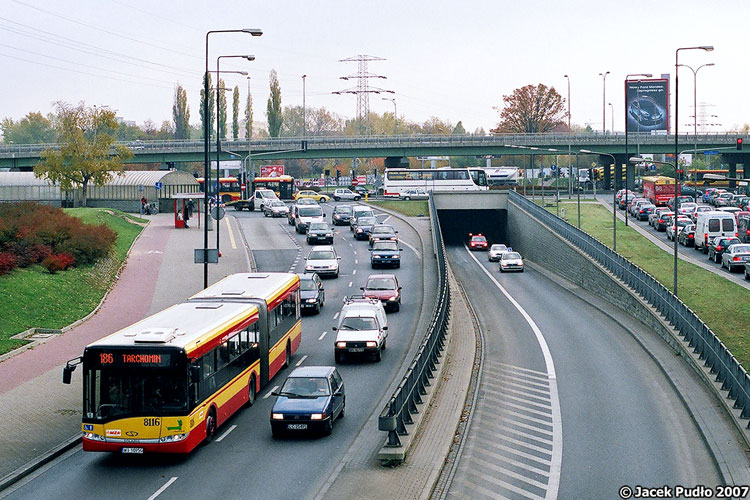 8116
Solaris przelatuje przez niezwykle obleganą arterię. Wtedy jeszcze wtórowało tej linii połączenie z nr 404, często odwiedzane przez takie wynalazki jak Ikarus 280.58 lub 435.05.
Słowa kluczowe: SU18 8116 186 alejaPrymasaTysiąclecia