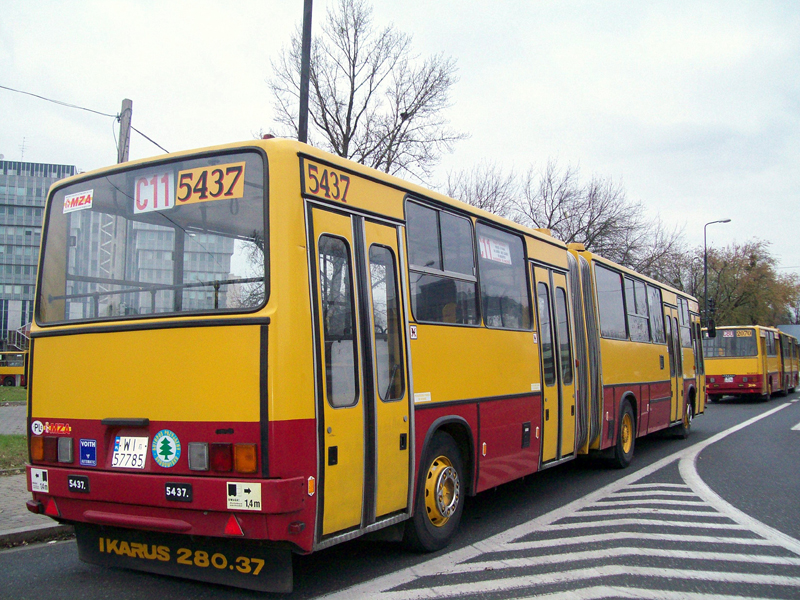 5437
Warszawa, Cmentarz Powązki. 2 moje ulubione wozy na jednym zdjęciu, 5437 odpoczywał w towarzystwie 2070 na wyłączonym z ruchu pasie.
Słowa kluczowe: IK280 5437 2070 C11 Powązki WS2009