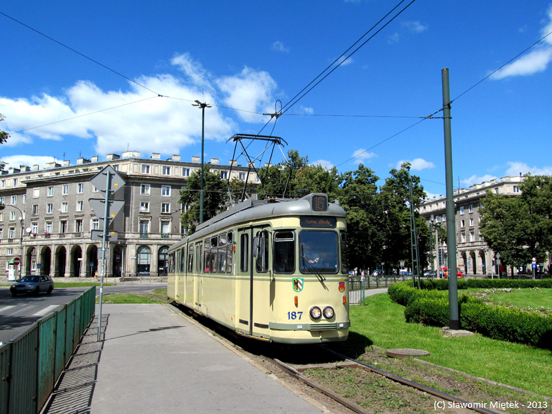 187
Od ponad dwóch miesięcy ten typ taboru (GT6) jest już w Krakowie zabytkowy. Tego dnia na linię 16 wyjechały dwa zabytki zamiast liniowych wagonów E1
Słowa kluczowe: GT6 187 16 Kraków PlacCentralny