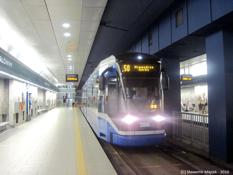 2036
Bombardier NGT6Kr-2 #2036 za chwilę odjedzie z przystanku DWORZEC GŁÓWNY TUNEL. Tunek Krakowskiego Szybkiego Tramwaju mocno naciągając można określić "krakowskim metrem".
Słowa kluczowe: NGT8Kr-2 2036 50 Kraków tunelKST