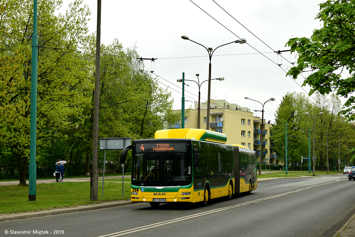 294
Jak widać, osłona butli z gazem nie musi być całkowicie biała jak to jest w warszawskich MANach...

MAN Lion's City G #294, prod. 2015, PKM Tychy
Słowa kluczowe: LionsCityG 294 4 Tychy ArmiiKrajowej