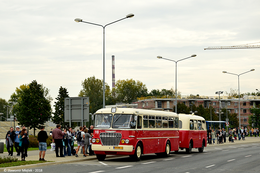 118+600
7.10.2018 w Krakowie odbyła się wielka parada autobusów zabytkowych i współczesnych. Na trasę z zajezdni Podgórze do Tauron Areny Kraków wzięło udział ponad 30 pojazdów. Od 14:30 uruchomiono specjalną linię wycieczkową obsługiwaną Ikarusem 620 z przyczepą Karosą B40, Jelczem MEX 272 z przyczepą PO1 oraz Jelczem 021 i Ikarusem 280.26.
Na zdjęciu Ikarus 620 #118 (prod. 1964) z przyczepą Karosa B40 #600. Dziś był debiut tej przyczepy w sporej już flocie zabytkowych pojazdów MPK Kraków. Rok produkcji nie jest niestety znany...
Trasa linii (okrężna): TAURON ARENA KRAKÓW - Lema - al. Jana Pawła II - rondo Czyżyńskie - al. Jana Pawła II - plac Centralny - al. Andersa - rondo Kocmyrzowskie - Bieńczycka - rondo Czyżyńskie - al. Pokoju - Lema - TAURON ARENA KRAKÓW. Obowiązywały wszystkie przystanki na trasie jako stałe.
Słowa kluczowe: Ikarus620 118 Kraków Lema TauronArenaKraków