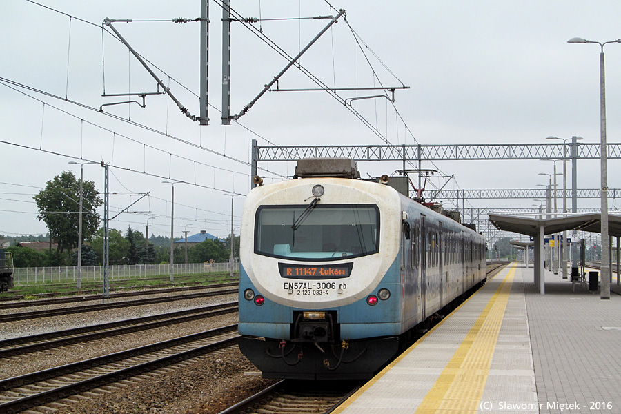 EN57AL-3006
9:50, pociąg osobowy REGIO ze stacji Siedlce przyjechał do stacji Łuków. EN57AL-3006 w barwach województwa lubelskiego odjeżdża jako pociąg służbowy w nieznane miejsce.
Słowa kluczowe: EN57 EN57AL-3006 Łuków