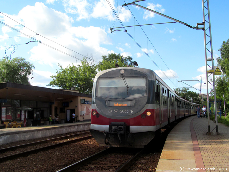 EN57-2055
Opóżniony pociąg z Krakowa do Zakopanego.
Bedąc rok temu, pociągi prowadzone były jednym torem (ten, po którym jedzie EN57) a drugi był zamknięty. Jak widać przez rok nic się nie zmieniło...
Słowa kluczowe: EN57 EN57-2055 KrakówŁagiewniki