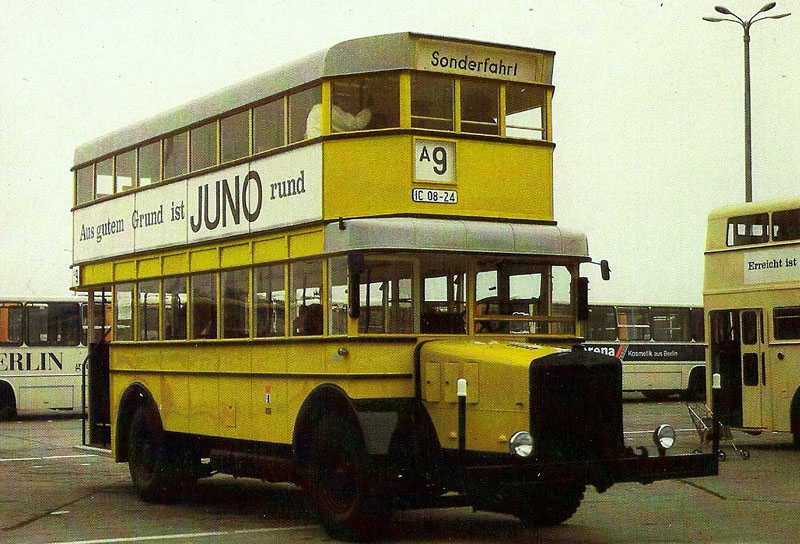 D34
Doppeldeckoomnibus Typ D34 der ehemaligen Berliner Verkehrs-AG
Produkcja: 1934, odbudowa: 1987
Producent: Bussing
Pocztówka z 1989 udostępniona przez Pana Krzysztofa Leśniaka - autora bloga [url=http://krzycholandianews.blogspot.com/]Krzycholandia[/url]

