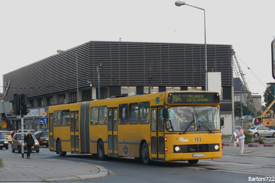 103
DAB 12-1800B, prod. 1993. PKM Gliwice miał 15 sztuk takich pięknych wozów, jednego skasował.
Słowa kluczowe: 12-1800B 103 194 Gliwice Jagiellońska