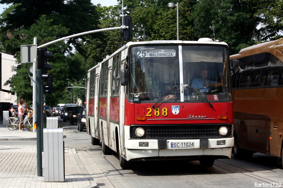 288
Ikarus 280.02, prod. 1982. Częstochowski zabytek prezentuje się na całce linii 25. Sporo się natrudziłem by go złapać (pozycja słońca tego nie ułatwiała ;) ) ale...jest. 
Słowa kluczowe: IK280 288 25 Częstochowa PlacBiegańskiego