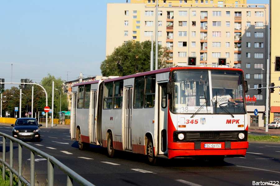 345
Ikarus 280.26, prod. 1984. Jeden z czterech lewarków pozuje na całodziennej brygadzie linii 38. Fajnie, że nawet w wakacje można się natknąć na taki widok! 
Słowa kluczowe: IK280 345 38 Częstochowa Jagiellońska