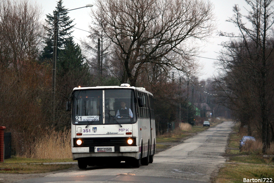 351
Ikarus 280.26, prod. 1985. To już naprawdę końcówka. Ten wóz przetrwał jako ostatni 280.26 na placu boju w tym mieście - ostatni raz widziany w połowie lutego. Tutaj jako promocja na porannym dodatku linii 21 i jednocześnie ostatnie zdjęcie lewara tego dnia.
Słowa kluczowe: IK280 351 21 Częstochowa Lakowa