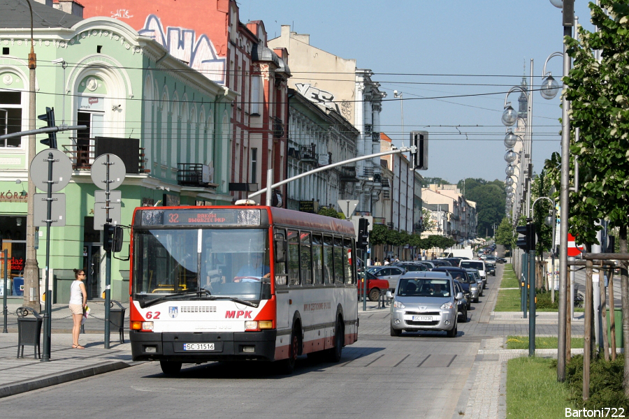 62
Ikarus 415.14A, prod. 1995. Ikarus na reprezentacyjnej ulicy miasta. MPK posiada cztery pojazdy tego podtypu. 
Słowa kluczowe: IK415 62 32 Częstochowa AlejaNajświętszejMaryiPanny