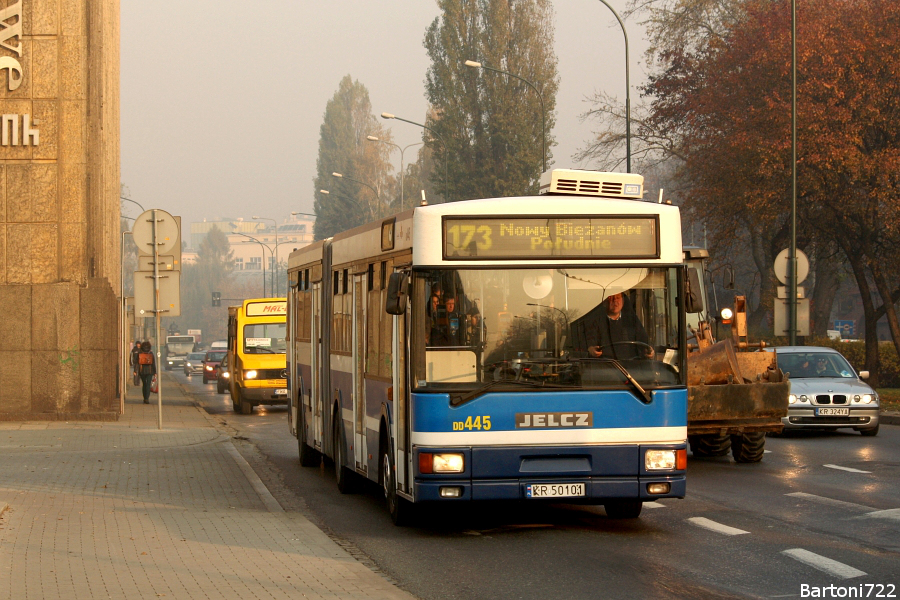 DD445
Jelcz M181MB, prod. 2001. Mając w Krakowie mocno ograniczony margines czasowy na zdjęcia myślałem że wyłapanie odkurzaczy będzie problemem. Jednak podczas ponad godzinnej masówki w czasie porannego szczytu udało mi się sfotografować aż 9 - na 17 jeżdżących. 
Słowa kluczowe: M181MB DD445 173 Kraków alejaMickiewiza