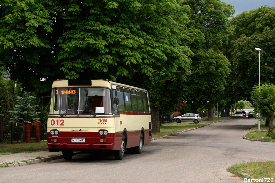 012
Autosan H9-35, prod. 1984. Trochę fajnych sprzętów się nawinęło przez ostatnie miesiące. Tutaj jeden z trzech psiukaczy w Iławie - jedyny klasyczny. Tego dnia miał nie wyjeżdżać z zajezdni, jednak dyspozytorka na prośbę wystawiła go na wieloliniowy dodatek. :)
Słowa kluczowe: H9-35 012 3 Iława Długa