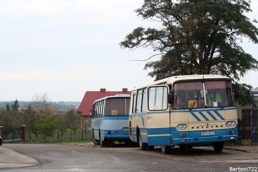 WPN W439
Autosan H9-21, prod. 1991. Piękna klamka z UG Płońsk oczekuje na ostatni tego dnia kurs szkolny spod szkoły w Siedlinie.
Słowa kluczowe: H9-21 WPNW439 Siedlin