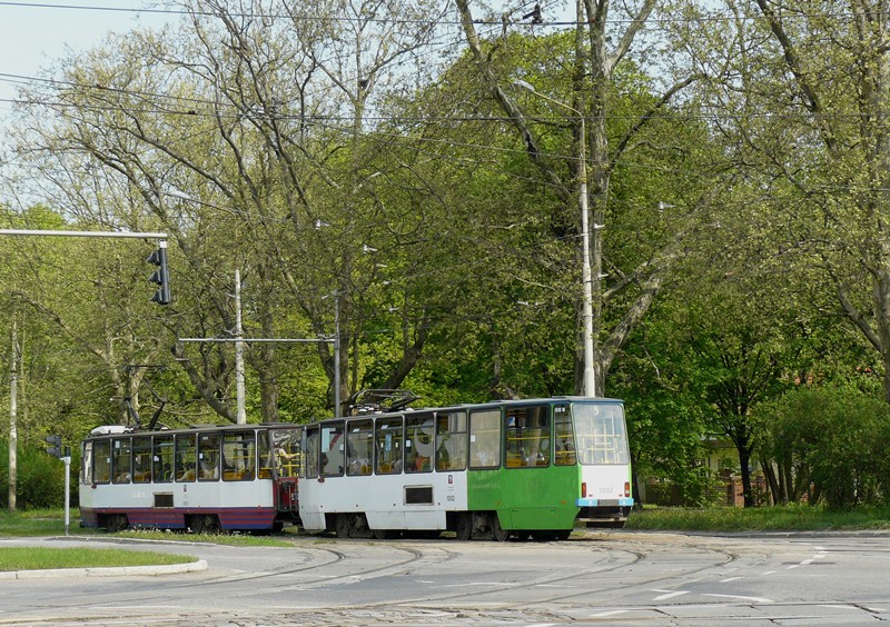 1001+1002
Taki mały mix: 1001 w starych ( pierwszych ) miejskich barwach, a 1002 w barwach Floating Garden. 
Słowa kluczowe: 105Ng/S 1001+1002 5 Matejki PlacRodła