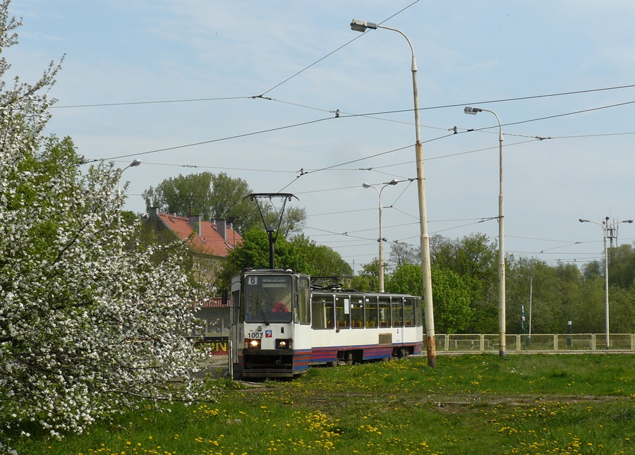 1003+1004
Na szczeciński Gocław, w przeciwieństwie do warszawskiego dojeżdżają tramwaje. Szóstka tu dotarła po raz pierwszy w 1946 roku, wycofana stąd w 1951 roku, ponowne tu dociera od 1954 roku. Linia warta poznania, jadąc trasę można zobaczyć m.in. Wały Chrobrego, Zamek Książąt Pomorskich, stocznię, dawną zajezdnią tramwajową przy ul. Kolumba czy browary.
Słowa kluczowe: 105Na 1003+1004 6 Gocław