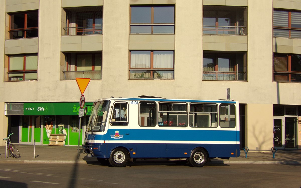 10108
Prócz linii tramwajowej tego dnia również kursowała linia M między Cichym Kącikiem, a Salwatorem obsługiwana przez dwa mikrobusy Nysa. Widoczny Autosan H6-10108 pełnił funkcję rezerwy dla tej linii, na której wykonał kilka kursów bisujących Nysy.
Autosany H6 trafiły do MPK Kraków w latach 1996-1997 w ilości 22 pojazdów. Były dwie wersje: H6-06 ( rocznik 1996, dwuskrzydłowe drzwi z przodu ) i H6-20 ( rocznik 1997, drzwi przednie dwuskrzydłowe i tylne jednoskrzydłowe ). Autosany te eksploatowano do 2009 roku, zachowano wóz o numerze BA108 ( czyli 10108 ) z pierwszej dostawy.
Słowa kluczowe: H6 10108 Salwator