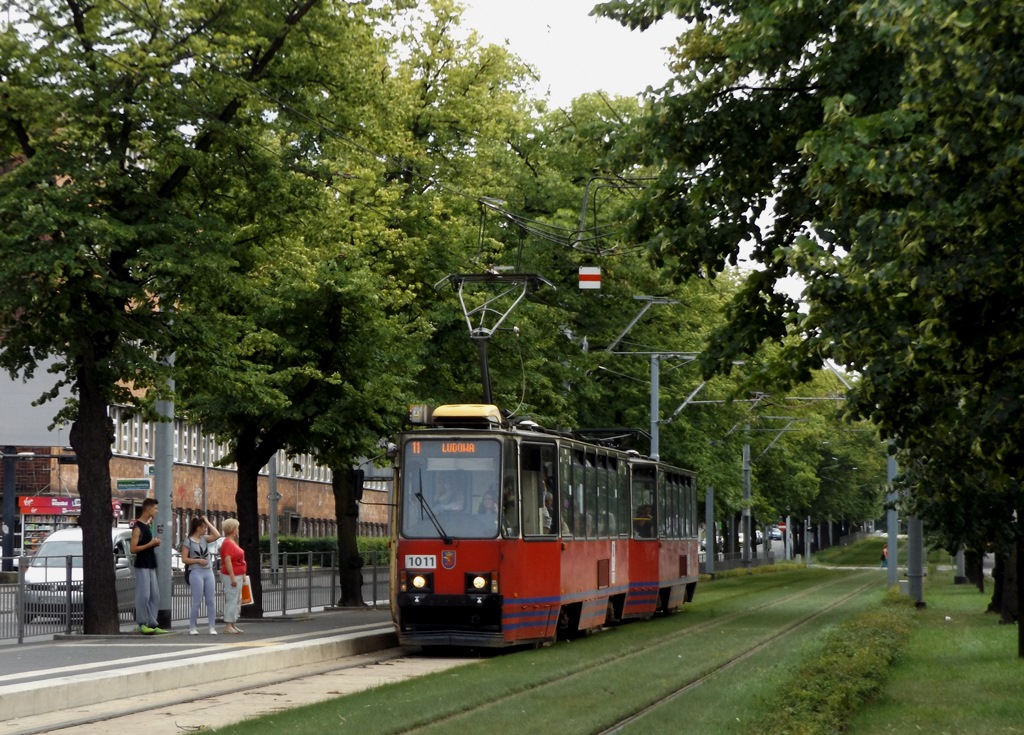 1011+1012
Obecnie w Szczecinie są już tylko trzy liniowe składy 105Na - cała trójka stacjonuje w zajezdni Golęcin. Ilostan ten uzupełniają dwa wagony szkoleniowe. 105Na to jedyne liniowe tramwaje w Szczecinie z drzwiami otwieranymi do środka. 
Tytułowy skład to jeden z dwóch składów posiadających stare, klasyczne oprawy przednich świateł i będących pomalowanymi w przejściowym schemacie barw miejskich.
Słowa kluczowe: 105Na 1011+1012 11 AlejaPiastów