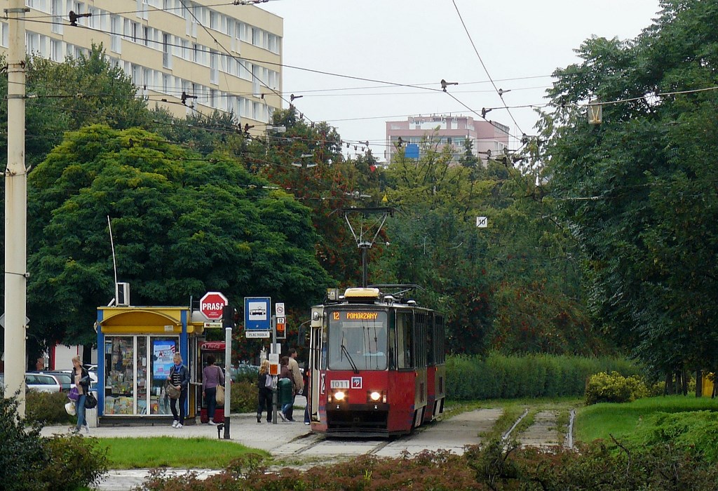 1011+1012
Wagony typu 105Na - szczeciński gatunek ginący.
Słowa kluczowe: 105Na 1011+1012 12 AlejaWyzwolenia