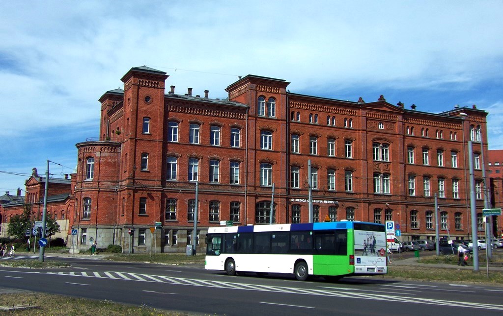 10186
MAN z PKS-u na tle zabudowań Urzędu Pocztowego Szczecin 2.
Słowa kluczowe: NÜ313 10186 NabrzeżeWieleckie