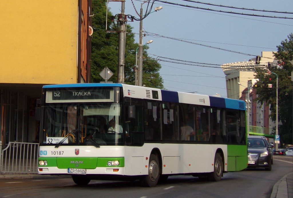 10187
PKS Szczecin ma czternaście dwunastometrowych MAN-ów trzeciej generacji, zaś powyższy autobus ( rocznik 2000 ) w PKS jest od 2013 r..
Od stycznia 2018r. to PKS zajmuje się obsługą działkowej linii 52, na którą wysyła krótkie MAN-y i MB Citaro.
Słowa kluczowe: NL263 10187 52 Wyszyńskiego