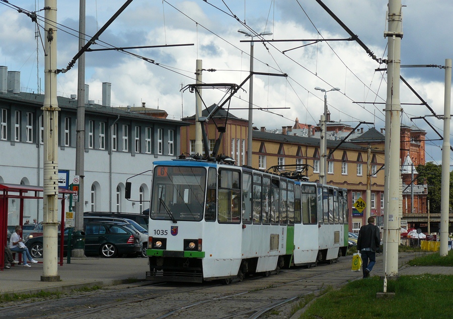 1035+1036
Szczeciński tramwajowy rodzynek.
Jedyne w Polsce wagony 105Np. Wyprodukowane w roku 1994 i od początku przydzielone do zajezdni Golęcin ( różnice w stosunku do 105N i 105Na to: nowe wózki, inny mechanizm drzwi, przetwornice statyczne, uchylne okna, połówkowy pantograf i fabrycznie drzwi pozbawione dolnej szyby prócz tych do kabiny motorniczego ). Skład został wycofany z eksploatacji w czerwcu 2013 roku i sprzedany na złom.
Słowa kluczowe: 105Np 1035+1036 6 DworzecGłówny