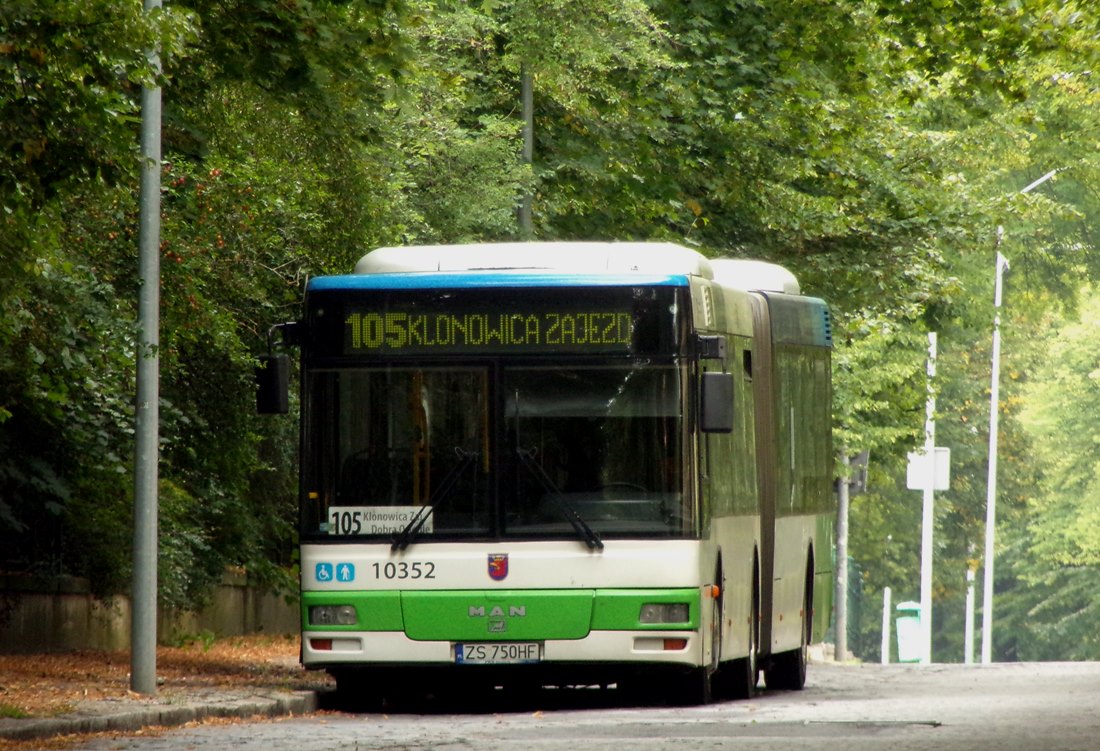 10352
PKS Szczecin posiada siedemnaście przegubowych MAN-ów. Ten ze zdjęcia to rocznik 2003 i kupiony w 2017 r. od BVG Berlin.
Słowa kluczowe: NG313 10352 105 Żołnierska