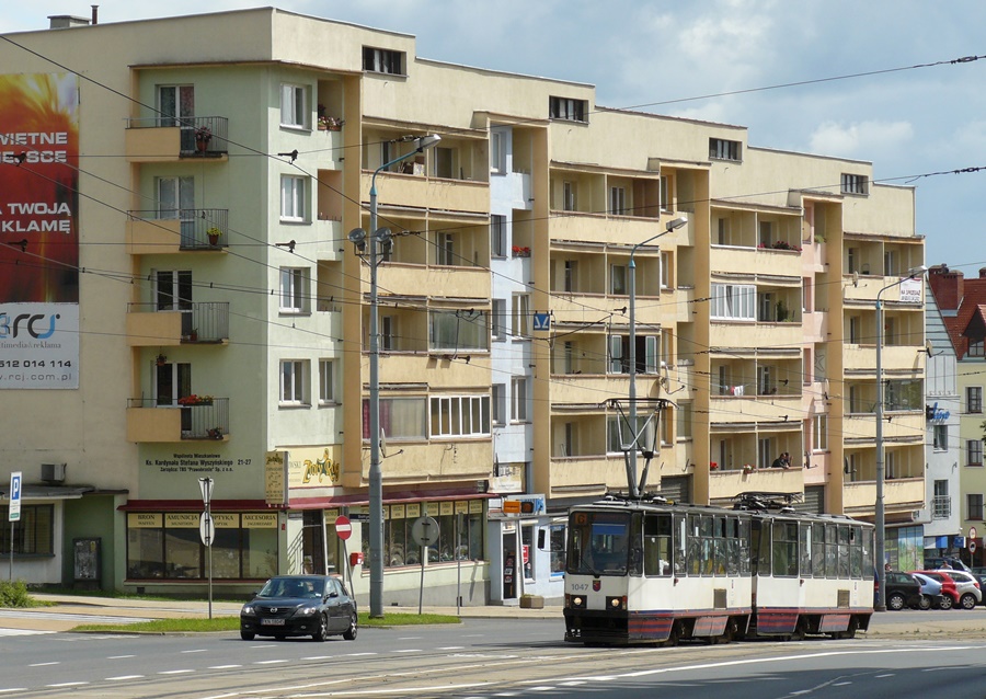 1047+1048
Szóstka na swoim standardowym objeździe. W związku zamykaniem ulicy Jana z Kolna przy Wałach Chrobrego z okazji różnych imprez ( np. Dni Morza ) i uroczystości, szóstka  jest kierowana na objazd poprowadzony przez: Wyszyńskiego - Plac Żołnierza - Matejki - Malczewskiego.
Słowa kluczowe: 105N 1047+1048 6 Wyszyńskiego