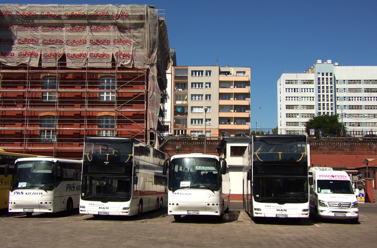 10672
Od zeszłego roku PKS Szczecin eksploatuje piętrowe MAN-y ND313 Lion`s City DD. Obecnie jest ich trzynaście sztuk i wszystkie są sprowadzone z Berlina ( jak duża część taboru tegoż PKS-u ).
Słowa kluczowe: ND313 DworzecPKS 10672 10651