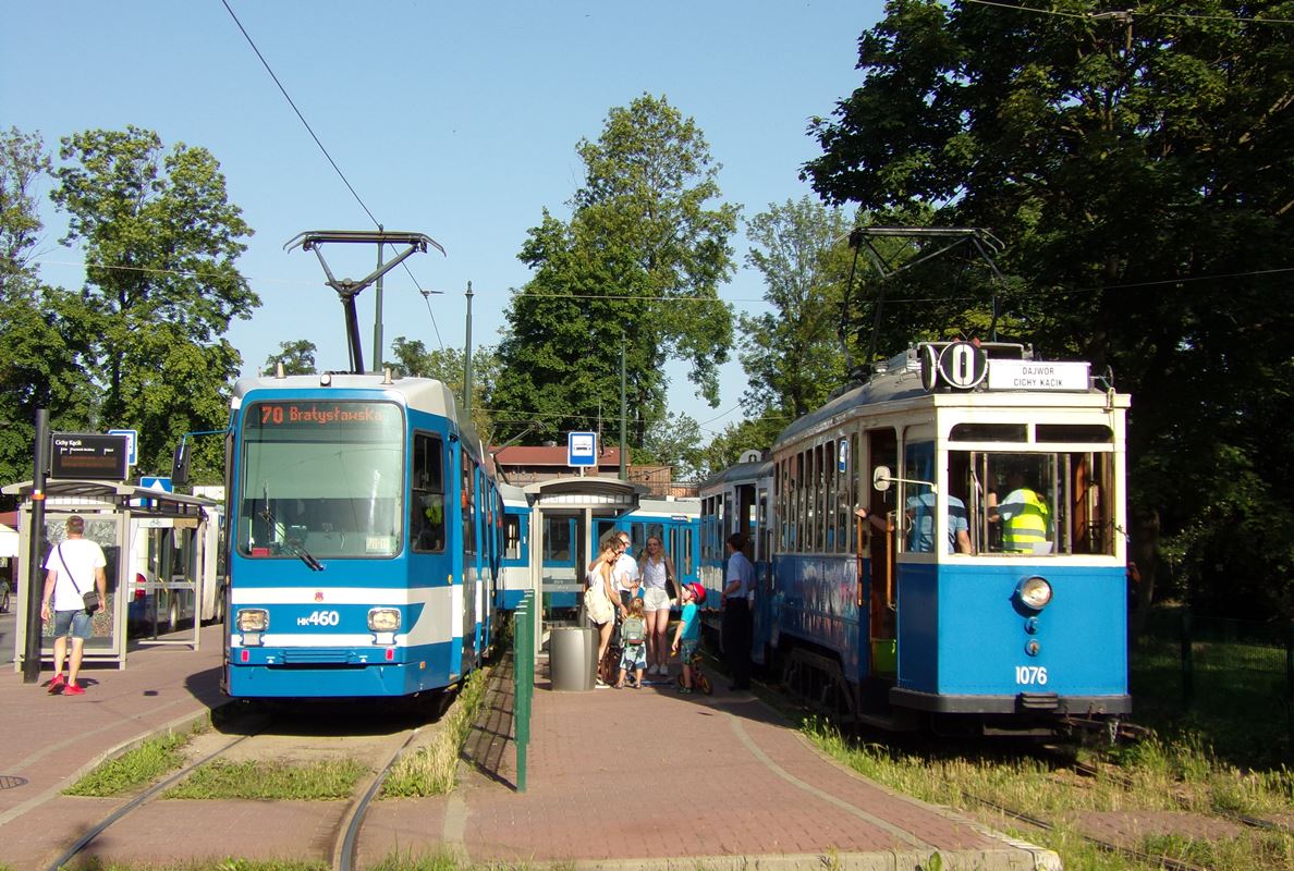 1076+573
1076 to wagon typu Lh wyprodukowany w 1926 r. przez zakłady Linke-Hofmann Werke we Wrocławiu. Wagon sprowadzono z Wrocławia. W Krakowie wagony nie były użytkowane, wóz ten trafił tu w latach 80-tych dla planowanego muzeum. Wagon jest po remoncie wykonanym w latach 2005-2006.
573 to doczepa typu 4ND wyprodukowana w 1960 r. i liniowo eksploatowana do 1983 r., później przerobiona na wagon techniczny - w 2018 r. wyjechała po remoncie.
Słowa kluczowe: LH+4ND 1076+573 O CichyKącik