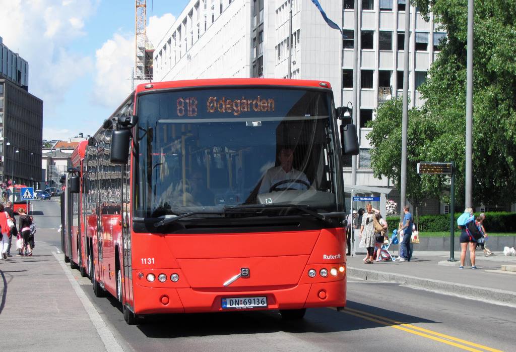 1131
Jeden z trzyosiowych Volv 8700LE ( rocznik 2011 ) z Unibuss AS na linii 81B w Oslo. Unibuss z siedzibą w Oslo jest przewoźnikiem jeżdżącym na zlecenie spółki Ruter, która zajmuje się organizacją transportu publicznego na terenie stolicy Norwegii i  okręgu Akershus.
Za zgodą autorki Barbary Pukało. Proszę o utworzenie albumu Norwegia.
Słowa kluczowe: V8700LE6x2 1131 81B Oslo