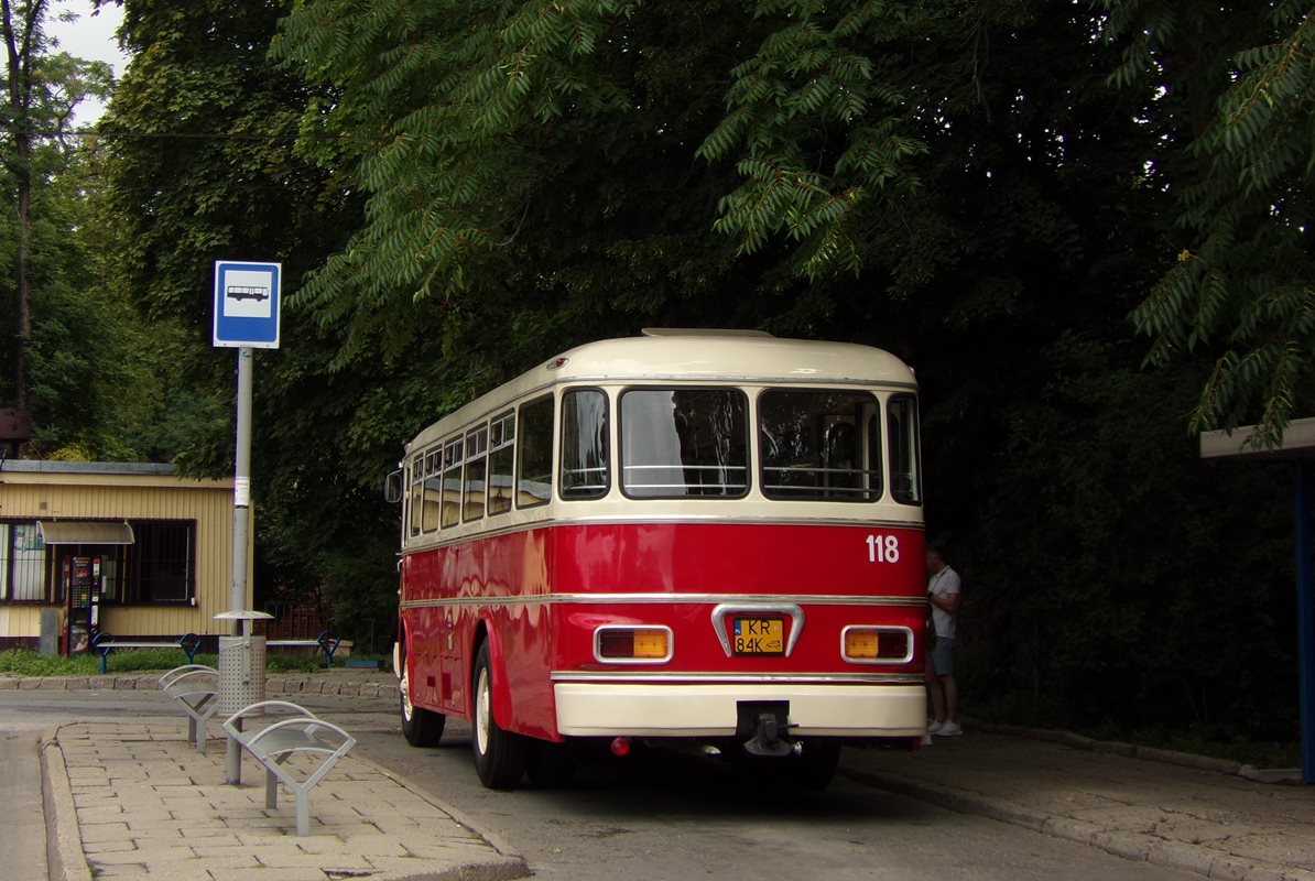 118
Ikarusy 620 pojawiły się w Krakowie w roku 1960. Było ich w sumie dziesięć sztuk i użytkowane do 1968.
Ten egzemplarz ( rocznik 1964 ) MPK sprowadzony zza granicy w 2013 r. i remontowany do 2017 r.. Pierwotnie wóz ten był wersją dalekobieżną, po remoncie stał się wersją miejską.
Słowa kluczowe: IK620 118 D NowyKleparz