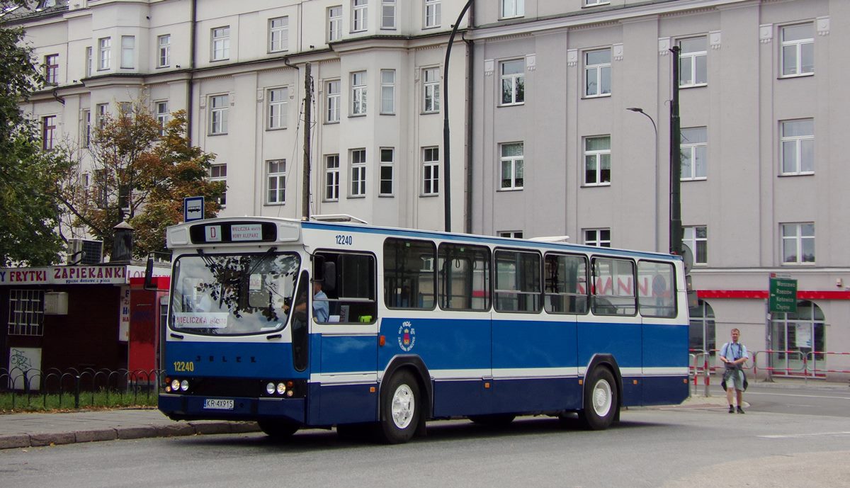 12240
Jelcze M11 były eksploatowane przez MPK Kraków w latach 1986 - 2001 i było ich ponad 260 sztuk. Jeden z krakowskich trafił do do Muzeum Inżynierii Miejskiej, jednakże nadal jest nieczynny. W 2017 roku MPK zakupiło ten wóz od ZKM w Sochaczewie i w tym samym roku został wyremontowany.
Słowa kluczowe: M11 12240 D NowyKleparz