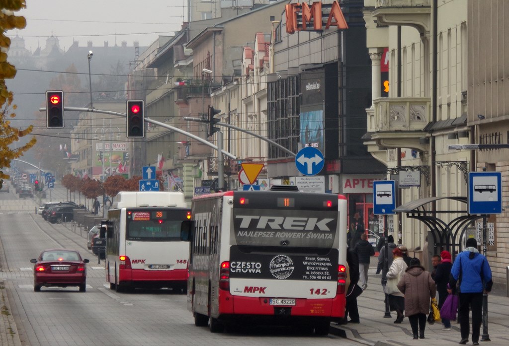 142
Przed Mercedesem jeden z czterech krótkich gazowych MAN-ów w MPK.
Słowa kluczowe: O530 142 11 AlejaNMP