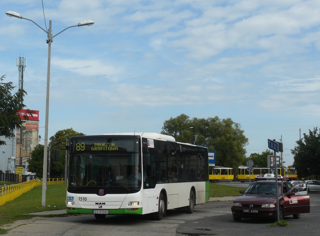 1510
Na koniec niskopodłogowej i MAN-owej serii ostatni już szczeciński rodzynek - 10,5 metrowy Lew. Kupiony w zeszłym roku z Fryburga Bryzgowijskiego. Linia 89 to druga linia łącząca Szczecin z Mierzynem - trasa jest bardzo krótka i czas przejazdu wynosi 7-8 minut.
Słowa kluczowe: NL283-10,5 1510 89 Gumieńce