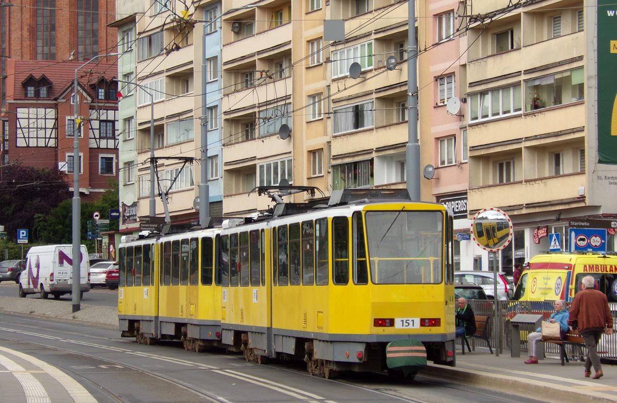 152+151
Jeden z dwóch składów Katówek w barwach berlińskich. Skład w trakcie przejścia z siódemki na dwunastkę.
Słowa kluczowe: KT4Dt 152+151 12 Wyszyńskiego