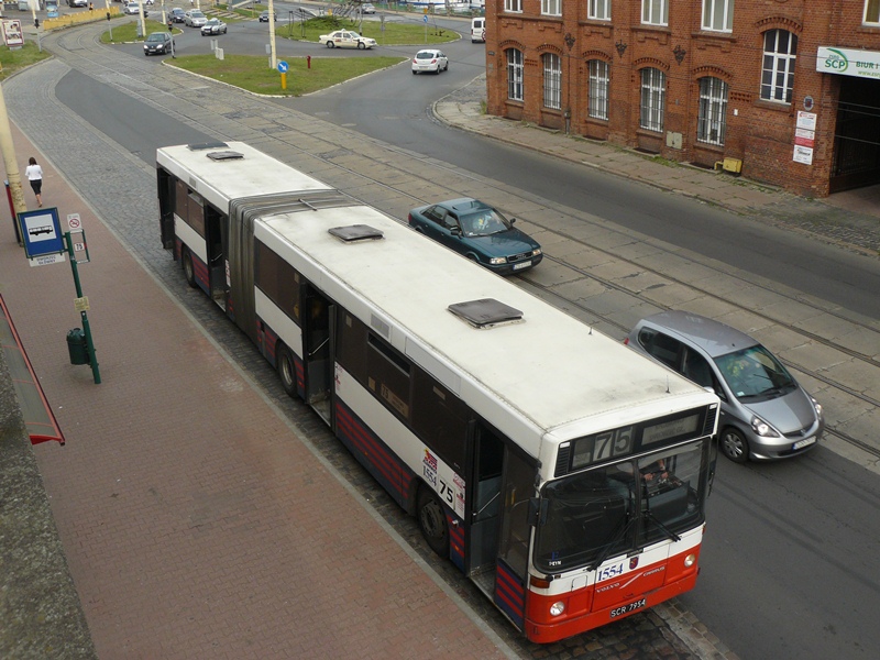 1554
Oto wieloletni, schodzący ze sceny król szczecińskich ulic - Volvo B10MA, a dokładniej Volvo B10MA-61/Carrus N204 City. Dostarczono ich łącznie 80 sztuk w latach 1995 i 1998 ( po 40 sztuk na Klonowica i Dąbie ). Silniki i skrzynie: Volvo THD102KB i ZF 4 HP 500 ( 15xx ), Volvo DH10A285 i ZF 5 HP 590 lub Voith D864.3 ( 28xx ). W dzień powszedni jeszcze bez problemu można je zobaczyć na wielu liniach, ale w weekend już nie - tylko 52 ( rozkład "letni" ).
Linia 75 to jeszcze bastion klonowickich bedziesiątek - jeżdżą na niej tylko w DP i rozkładowo to 7 całek i dodatek. Linia 75 to jedna z najważniejszych linii na lewobrzeżnym Szczecinie, jeździ na Krzekowo i kursuje średnio co 7 minut w DP i 9 w weekendy. Ma też nocny odpowiednik - 521.
Słowa kluczowe: B10MA 1554 75 DworzecGłówny Kolumba