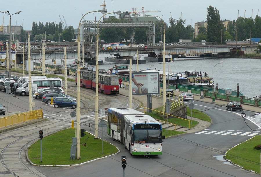 1575
W chwili obecnej obie szczecińskie zajezdnie mają po 21 autobusów Volvo B10MA. Do tego dochodzi klonowicka seta - czyli pogot.
Słowa kluczowe: 1575 823 Kolumba B10MA