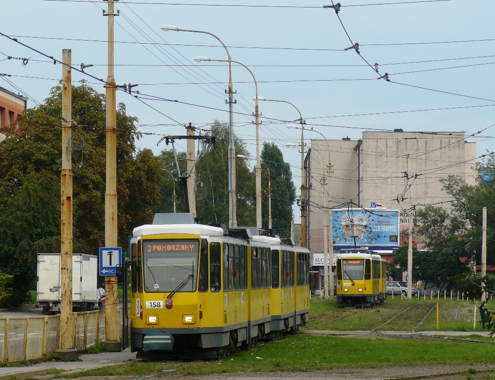 158+159
TS obecnie mają 73 katówek, co pozwoliło na połączenie części tych wagonów w składy, które jeżdżą na liniach 3 i 8. Z tyłu Teszóstki.
Słowa kluczowe: 158+159 209+210 KT4Dt T6A2D 3 6 Pomorzany