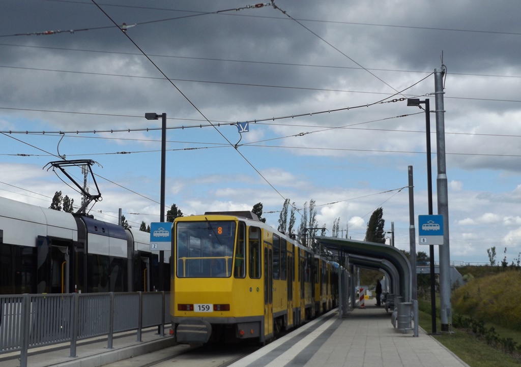 158+159
Zamknięcie w czerwcu Mostu Cłowego spowodowało liczne zmiany w komunikacji, przede wszystkim autobusowej, ale również tramwajowej. Efektem było wysłanie na ósemkę Tatr ( planowo trzy brygady przez cały tydzień - pozostałe cztery brygady to Swingi ). To pierwsza okazja, aby na trasie Szczecińskiego Szybkiego Tramwaju trafić inny tramwaj niż Swingi ( które jako jedyne tu dojeżdżały ) - z wyjątkiem 105-tek, gdyż Golęcin, który jako je posiada nie obsługuje linii na SST.
Słowa kluczowe: KT4Dt 158+159 8 Turkusowa