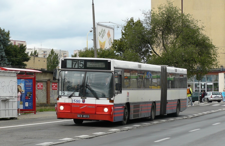 1580
Autobusy Volvo B10MA można złapać na tych liniach praktycznie tylko w DP ( stan na dziś ): 
- zarówno brygady jedno i dwuzmianowe: 52 ( w wakacje ), 54, 56, 60, 65, 75, 81 ( prócz wakacji ), A i B,
- tylko brygady jednozmianowe: 53 ( prócz wakacji ), 61, 67, 69, 81 ( w wakacje ), C, D i E, 
- tylko brygady dwuzmianowe: 55, 57, 68 i 77.
Dodatkowo Volvo B10MA można trafić także w weekendy na: 52 ( w wakacje ) i 55 ( poza wakacjami brygada 55/3 jest jedyną wysokopodłogową autobusową brygadą w samym Szczecinie - nie liczyłem 107 ). 
Słowa kluczowe: B10MA 1580 75 Wernyhory