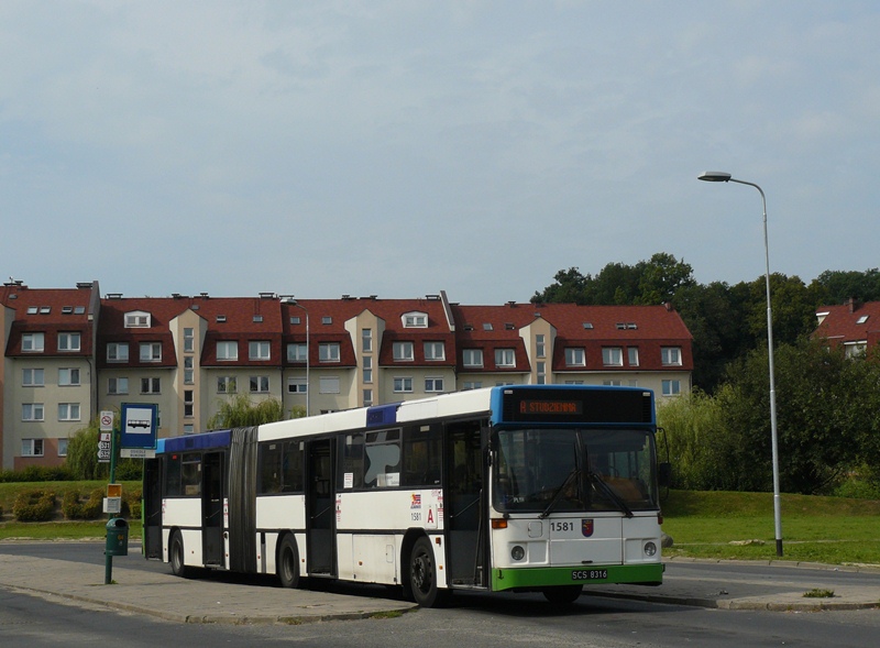 1581
Volvo na pośpiesznej linii A, powstałej w marcu 1991. Jeździ na trasie Os. Bukowe - Studzienna z częstotliwością: 10 minut w szczycie, 13 poza nim oraz średnio co 20 minut w weekendy i święta. Obsługa: SPAK ( tylko DP ) i SPAD ( cały tydzień ) przegubowcami. Volva B10MA jeżdżą: w na DP jednej całce i dodatku obu-szczytowym ze SPAD-u i wszystkich brygadach SPAK-u ( 2c+1d ) oraz w weekendy i święta na jednozmianowym A/3.
Słowa kluczowe: B10MA 1581 A OsiedleBukowe