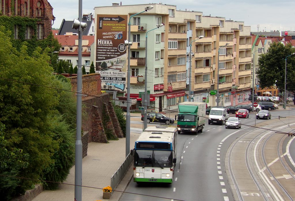 1581
Wóz ze zdjęcia ostatni raz wyjechał liniowo na trasę w piątek 4.1.2019 i miało to miejsce na linii 60. Jako ostatnie Volvo pełnił regularną służbę na linii, po zjeździe z trasy został wycofany z użytku.
Volvo B10MA, a dokładniej Volvo B10MA-61 / Carrus N204 City
to autobus przegubowy wysokopodłogowy czterodrzwiowy. Dane techniczne: długość 18 m, szerokość 2,5 m, wysokość 3,1 m, wysokość podłogi 810 mm i masa 28,5 t. Napędzany sześciocylindrowym silnikiem o mocy 285 KM/209 kW i pojemności 9,6 l - Volvo THD102KB z normą Euro I lub Volvo DH10A285 z normą Euro II umieszczonym pod podłogą sekcji A i połączonym z automatyczną przekładnią ZF lub Voith. Wozy z obu zajezdni nieco się różniły:
• klonowickie nie posiadały fabrycznie wyświetlaczy tylko przewijane filmy (część po latach otrzymała wyświetlacze ), zaś dąbskie miały od początku wyświetlacze,
• inaczej rozmieszczone reflektory – klonowickie miały z przodu 
pojedyncze okrągłe, zaś dąbskie podwójne prostokątne,
• klonowickie w stosunku do dąbskich miały mniej otwieranych okien,
• inna kolorystyka w środku – dąbskie miały nieco jaśniejsze wnętrze i inny kolor poręcz ( żółty – w klonowickich były szare ) oraz inną tapicerkę siedzeń,
• dąbskie miały plastikowe nadkola ( podobne do tych w Jelczach ),
• część wozów z Klonowica przemalowano w barwy Floating Garden, zaś wszystkie wozy dąbskie do końca zachowały oryginalne biało-czerwono-niebieskie barwy.


Słowa kluczowe: B10MA 1581 75 Wyszyńskiego