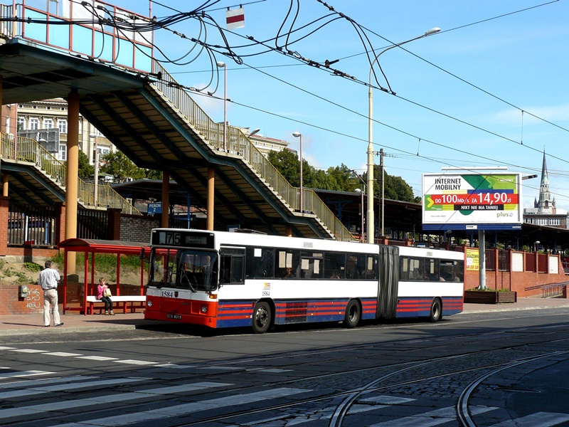 1584
Klasycznie wyglądające Volvo B10MA. W dole zdjęcia widoczny tor do dawnej zajezdni tramwajowej przy ulicy Kolumba ( zamkniętej w latach 90-tych XX w. ), zaś zabudowania tejże nadal istnieją.
Słowa kluczowe: B10MA 1584 75 Kolumba