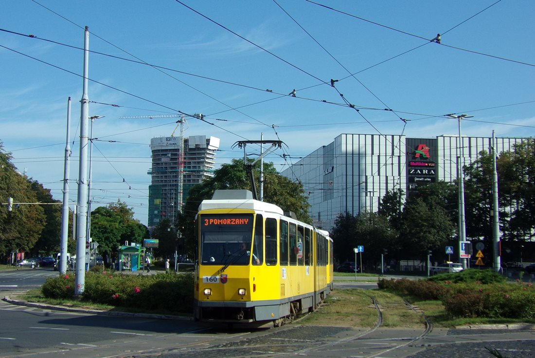 160+161
Budynek w tle to w Hanza Tower ( Al. Wyzwolenia 50 ). Ma być wybudowany w roku 2020. Mierzyć łącznie będzie 125 metrów ( 30 kondygnacji nie licząc podziemi ). Będzie nieco niższy od najwyższego w Szczecinie PAZIM-ia ( 128 metrów ), który jest w pewnym sensie sąsiadem HT - bo zlokalizowany jest przy Placu Rodła.
Słowa kluczowe: KT4Dt 160+161 3 PlacRodła