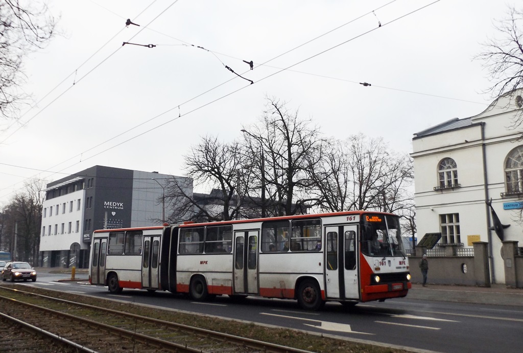 161
Jeden z 17 rdzennie częstochowskich ekologów. Rocznik 1997. Coś co wyróżnia te wozy to siedzenia -  inne niż powszechnie stosowane w tym modelu ( ale oryginalne! ), oto link: [url]http://phototrans.pl/14,541251,0,Ikarus_280_70E_160.html[/url] .
Słowa kluczowe: IK280 161 12 AlejaWolności