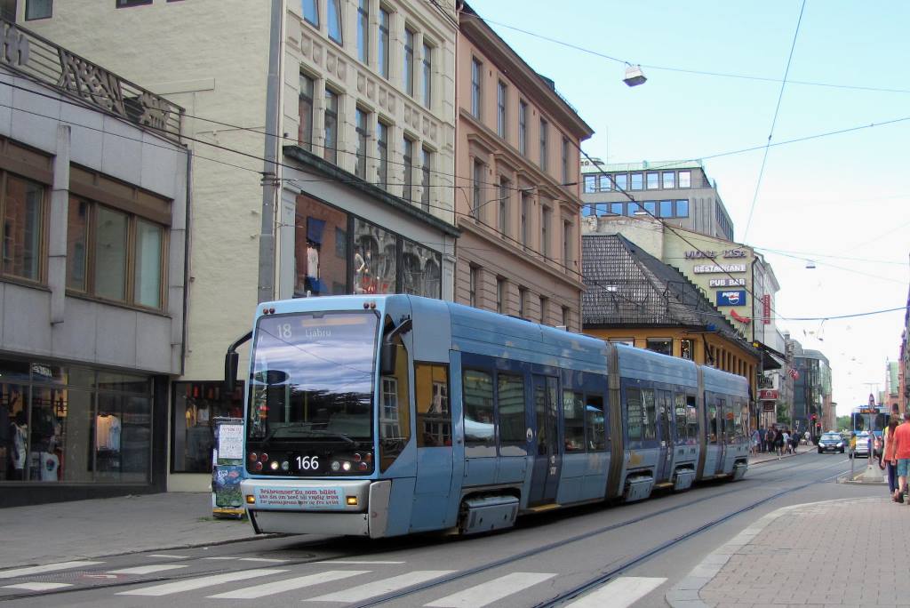 166
Po Oslo jeżdżą jeszcze takie tramwaje. Są niskopodłogowe tramwaje serii SL95. Zostały wyprodukowane przez włoską firmę AnsaldoBreda w latach 1999-2000. Do Oslo trafiły 32 pojazdy tej serii.
Za zgodą autorki Barbary Pukało.
Słowa kluczowe: SL97 166 18 Oslo