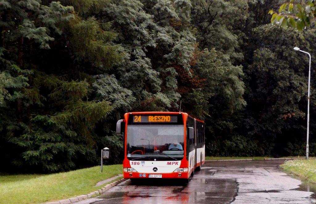 186
MPK Częstochowa ma jedenaście przegubowych MB Citaro ( roczniki 2009 - 2010 ).
24 to jedna z najważniejszych linii w mieście - kursuje co kwadrans od poniedziałku do soboty ( w niedziele co pół godziny ).
Słowa kluczowe: O530G 186 24 Kukuczki