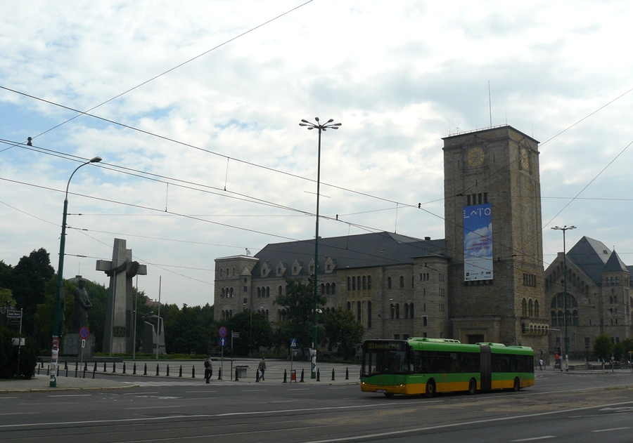 1875
Z lewej strony zdjęcia Poznańskie Krzyże - Pomnik Ofiar Czerwca 1956 i pomnik Adama Mickiewicza, a z prawej Zamek Cesarski.
Słowa kluczowe: SU18 1875 51 ŚwiętyMarcin