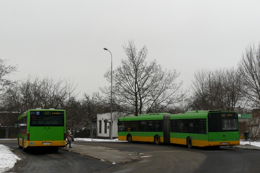 1891
Przedstawiciele dwóch dominujących w Poznaniu marek autobusów obok siebie. BTW - MPK Poznań wycofało już po raz pierwszy MAN-y trzeciej generacji - w tym roku dwie solówki rocznik 2000.
Słowa kluczowe: SU18 NL283 1069 1891 87 322 Piątkowska