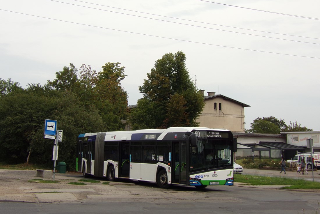 1997
Solarisy IV generacji zagościły w zajezdni Klonowica.
Pod koniec 2018 roku do zajezdni Klonowica zajechały pierwsze hybrydy ( dostawy prowadzono jeszcze na początku 2019 r. ). Hybryd jest w sumie szesnaście sztuk ( wszystkie rocznik 2018 ) - po osiem solówek ( nr 1842-1849 ) i przegubowców ( 1892-1899 ). Prócz tychże SPAK posiada jeszcze trzy spalinowe przegubowce rocznik 2019 ( nr 1997-1999 ).
Słowa kluczowe: SU18 1997 60 Cukrowa